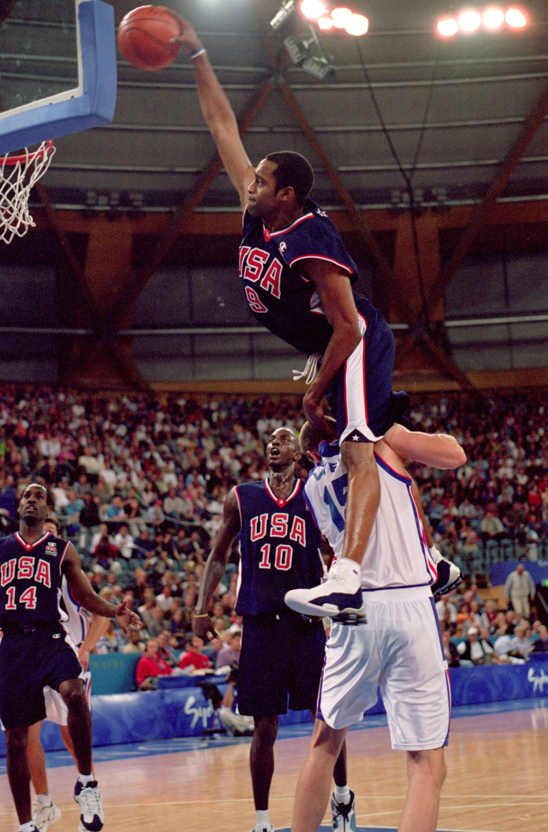 Illustration for article titled 15 Years Ago, Vince Carter Jumped Over A 7-Footer And Dunked The Shit